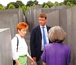 Petra Pau mit Gennaro Miglione im Holocaust-Mahnmal; Foto: Horst Kitzmann