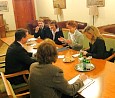 Gespräche im ungarischen Parlament; Foto: Axel Hildebrandt