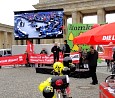 Atomkraft-Gegner verfolgten die Debatten am Brandenburger Tor; Foto: Axel Hildebrandt