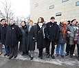 Menschenkette vor der Neuen Synagoge in der Dresdner Alt-Stadt; Foto: Elke Brosow