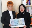 Spende für Gedenkorte für Sinti und Roma an Petra Rosenberg; Foto: Axel Hildebrandt