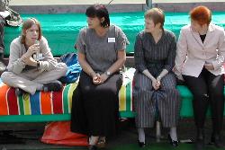 Kindertag im FEZ, Petra Pau und Petra Bläss in der Diskussion mit einem Teilnehmer am UNO-Kindergipfel; Foto: Axel Hildebrandt