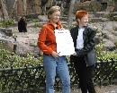 Neue Mitglieder im Förderverein Tierpark-Friedrichsfelde: Gesine Lötzsch und Petra Pau; Foto: Axel Hildebrandt