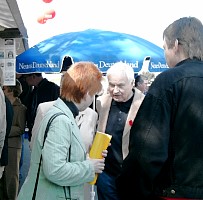 im Gespräch mit Hans Modrow; Foto: Elke Brosow