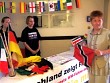Petra Pau spendiert eine Flagge von Trinidad und Tobago; Foto: Axel Hildebrandt