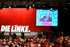 Oskar Lafontaine auf dem Gründungsparteitag; Foto: Elke Brosowt