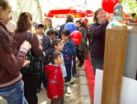 MY-FEST auf dem Mariannenplatz in Kreuzberg, begehrte Luftballons; Foto: Elke Brosow