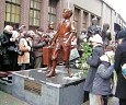 Einweihung der Skulptur zum Gedenken an die 'Kinder-Transporte'; Foto: Elke Brosow