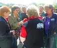 Gespräch mit Milch-Bäuerinnen; Foto: Axel Hildebrandt