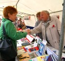 Am Buchstand von Klaus Baltruschat; Foto: Elke Brosow