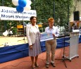 Scheck des Vereins DIE LINKE für das Moses Mendelssohn Gymnasium; Foto: Elke Brosow