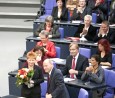 Blumen von Gregor Gysi und Applaus vom ganzen Haus für Petra Pau nach ihrer Wiederwahl zur Vizepräsidentin des Bundestages; Foto: Frank Schwarz