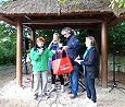 Gesine Lötzsch und Petra Pau ermitteln die Gewinner der traditionellen Tombola auf der nd-Wanderung; Foto: Elke Brosow