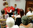 'Auf dem roten Sofa' im Wahlkreisbüro von Manuela Schmidt und Regina Kittler; Foto: Axel Hildebrandt