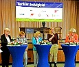 Podium der Spitzenkandidatinnen auf dem Berliner Sozialgipfel; Foto: Axel Hildebrandt