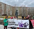 Rosen für Clara am Denkmal von Clara Zetkin; Foto: Peter Lompscher