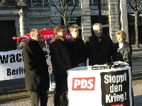 Beginn der Mahnwache mit Udo Wolf, Ralf Christoffers, Stefan Liebich, Heinz Vietze und Elke Brosow; Foto: Axel Hildebrandt