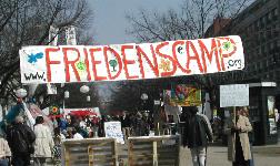 Friedenscamp Unter den Linden, vor der US-Botschaft; Foto: Axel Hildebrandt